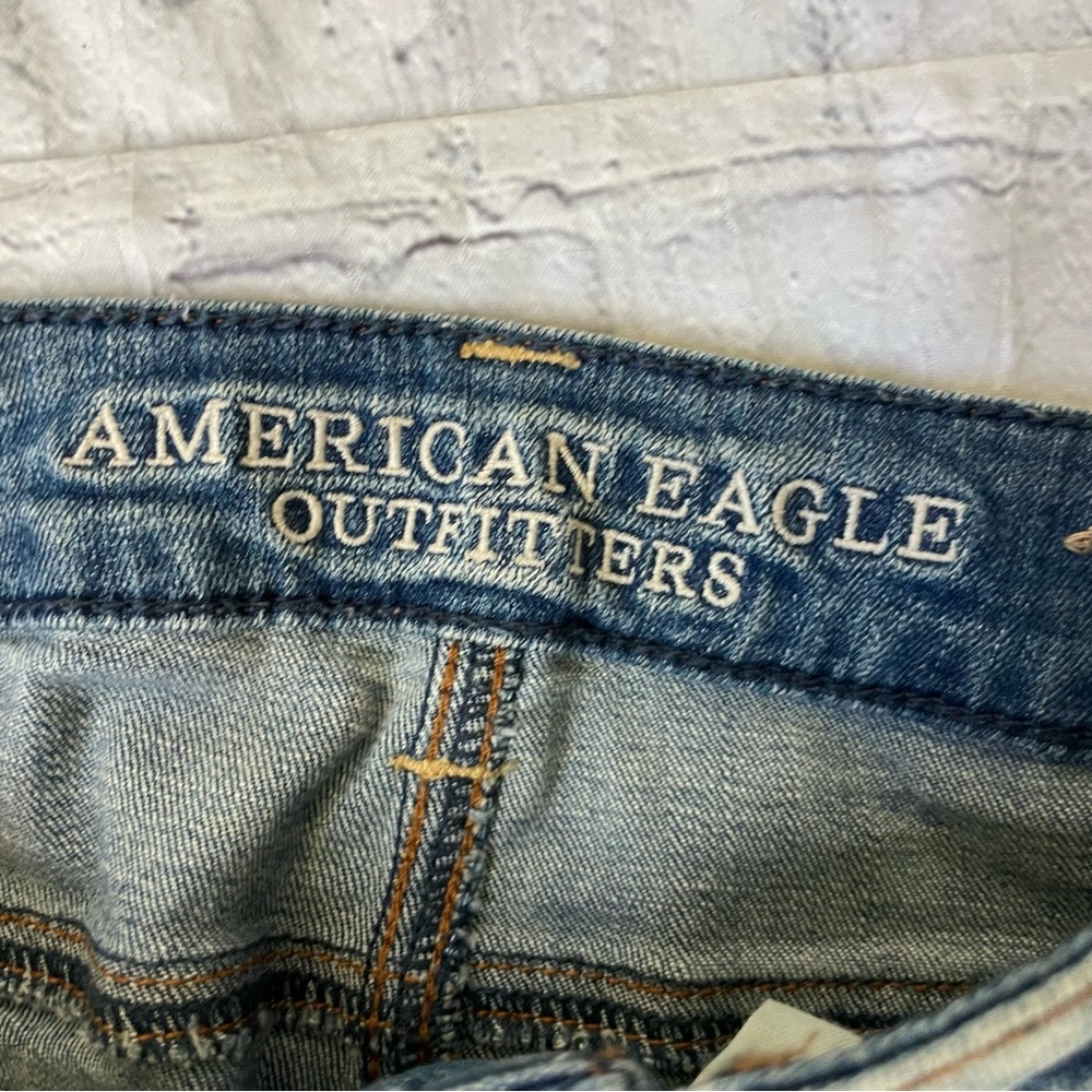 American Eagle Light/Medium Wash Distressed High Rise Cropped Jeggings - Picture 4 of 5